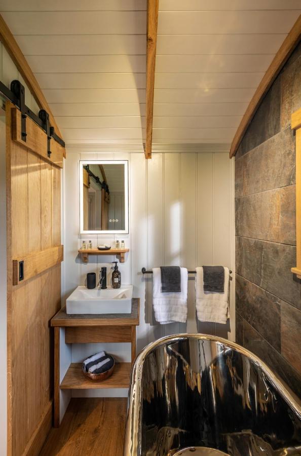 Monkwood Shepherds Hut - Ockeridge Rural Retreats Вустер Экстерьер фото