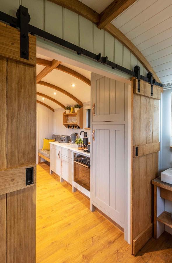 Monkwood Shepherds Hut - Ockeridge Rural Retreats Вустер Экстерьер фото