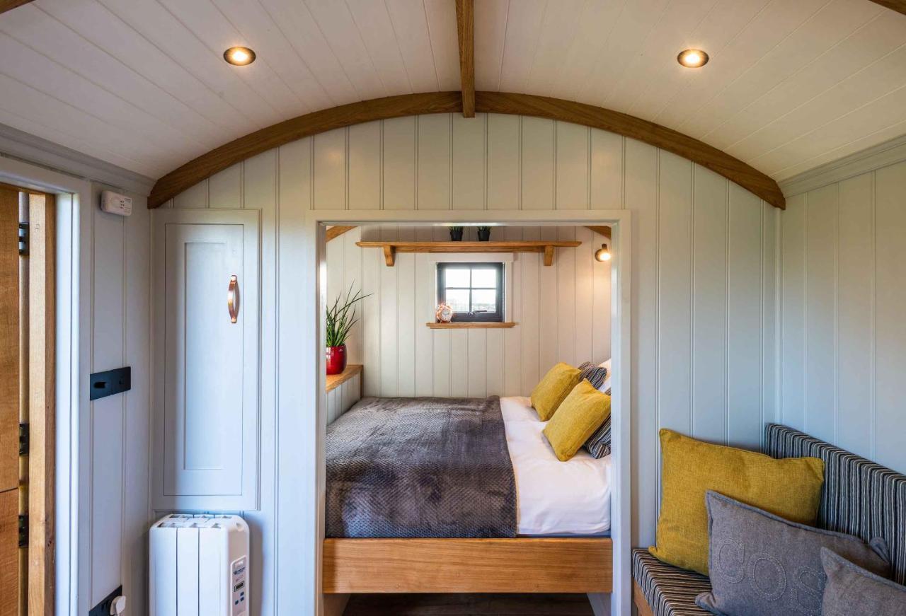 Monkwood Shepherds Hut - Ockeridge Rural Retreats Вустер Экстерьер фото