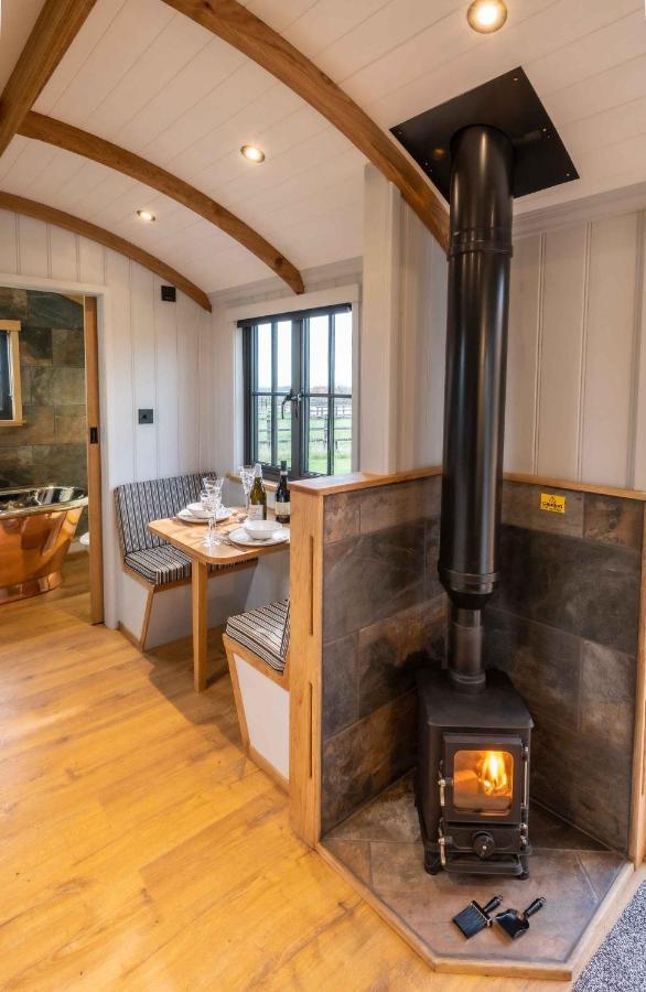 Monkwood Shepherds Hut - Ockeridge Rural Retreats Вустер Экстерьер фото