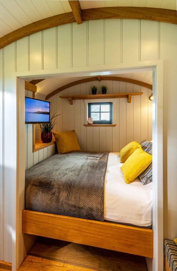 Monkwood Shepherds Hut - Ockeridge Rural Retreats Вустер Экстерьер фото