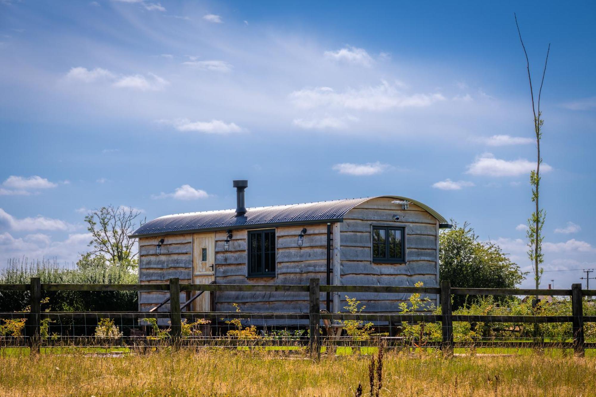 Monkwood Shepherds Hut - Ockeridge Rural Retreats Вустер Экстерьер фото