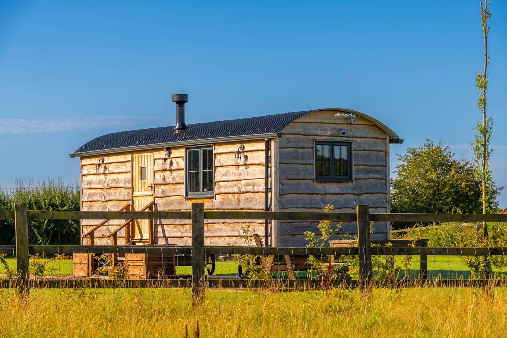 Monkwood Shepherds Hut - Ockeridge Rural Retreats Вустер Экстерьер фото