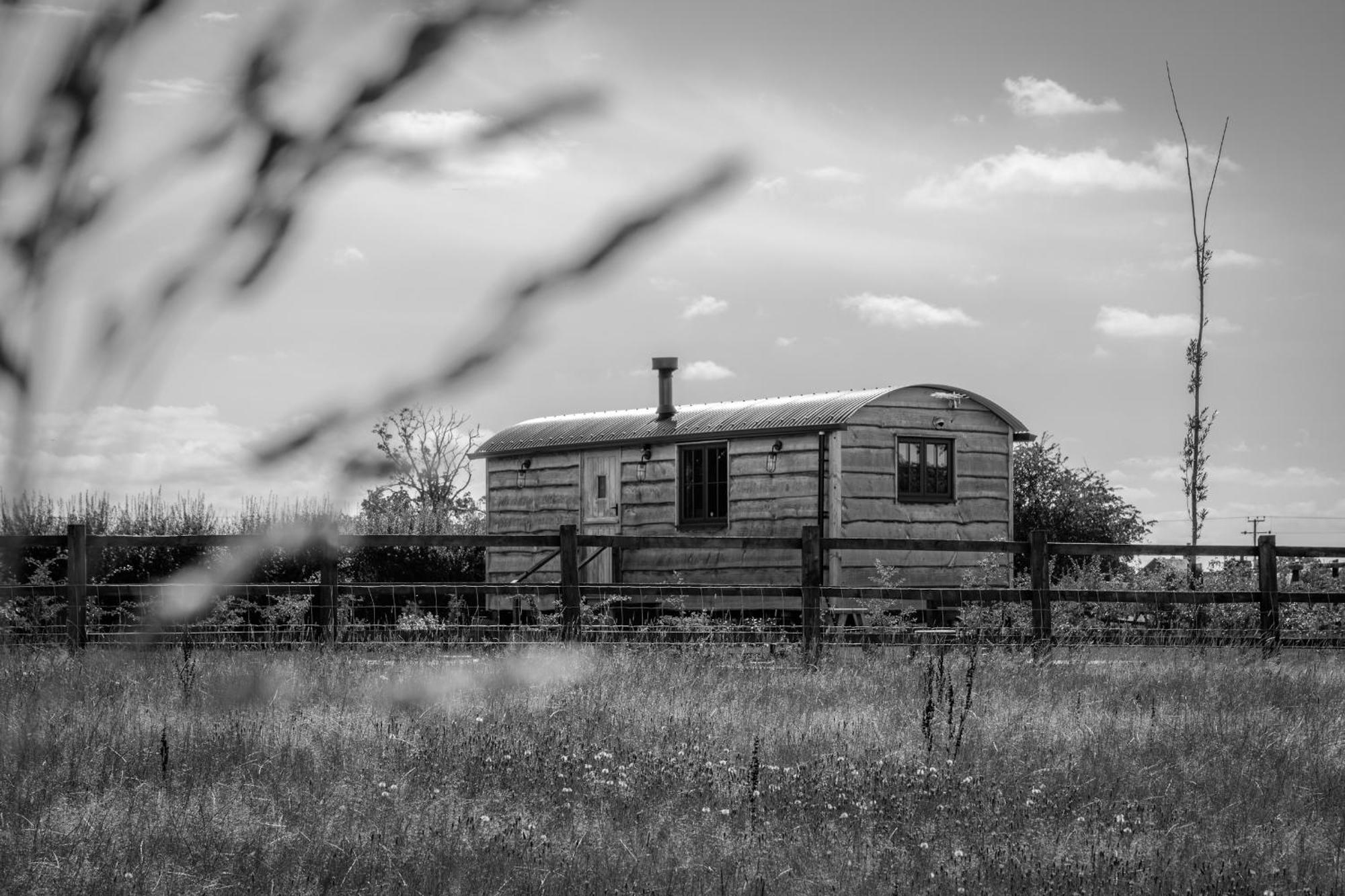 Monkwood Shepherds Hut - Ockeridge Rural Retreats Вустер Экстерьер фото